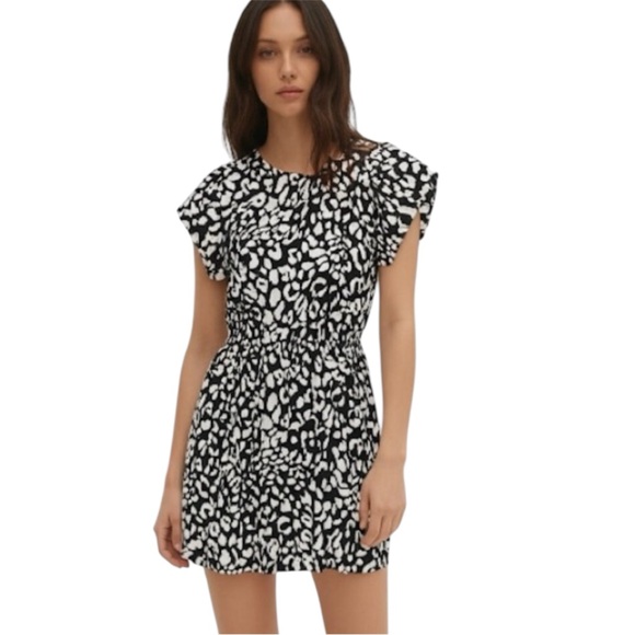 Aritzia Dresses & Skirts - Talula Aritzia Grey & Black Animal Print Flutter Sleeve Dress Size 4